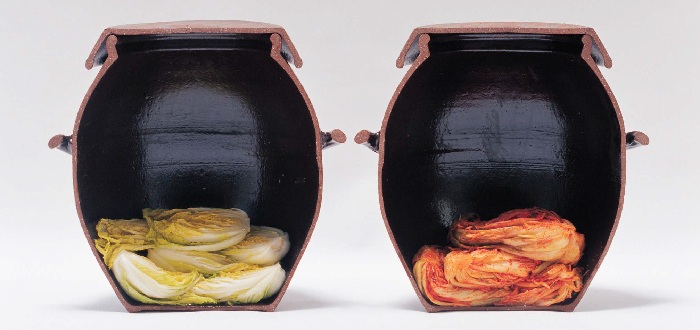 Onggi jars on a traditional jangdokdae